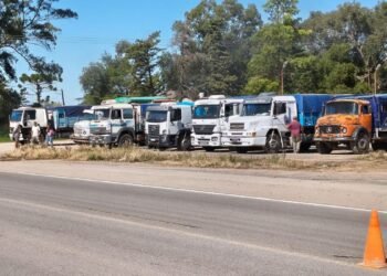 Más de 400 camiones demorados en Bahía Blanca por un conflicto salarial que afecta la logística agroexportadora