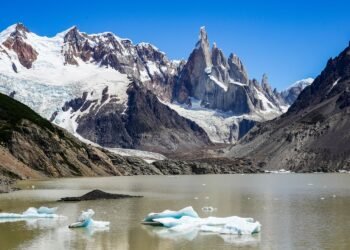 De la tragedia de Nepal a la advertencia en El Chaltén: un cerro se desliza sobre un lago y piden un sistema de alerta temprana