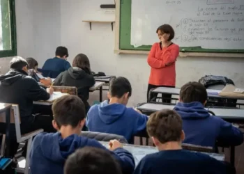 El Gobierno atribuyó a políticas educativas anteriores la caída de Argentina en PISA 2025