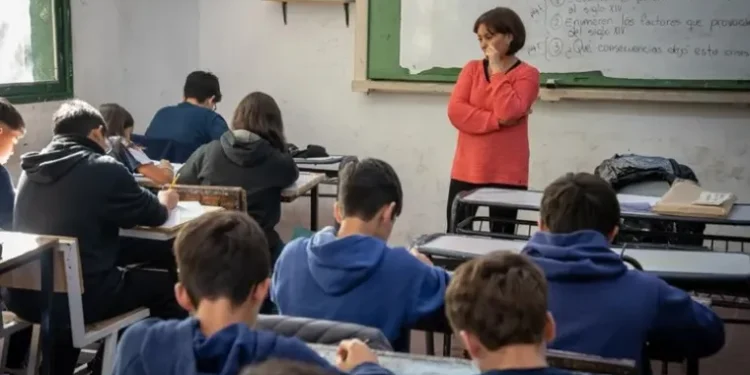 El Gobierno atribuyó a políticas educativas anteriores la caída de Argentina en PISA 2025