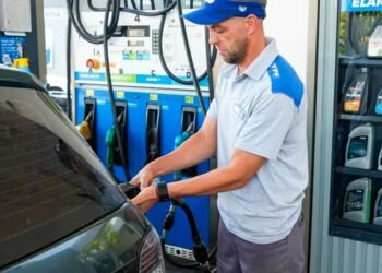 La venta de combustibles cayó a su nivel más bajo en dos años y aumenta el peso de los impuestos