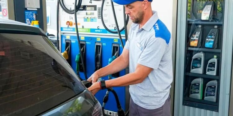 La venta de combustibles cayó a su nivel más bajo en dos años y aumenta el peso de los impuestos