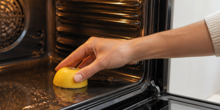 Limpieza del Horno: El Efecto del Limón y su Método Efectivo