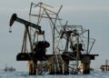 El petróleo supera los US$100 y presiona a los mercados y a los activos argentinos