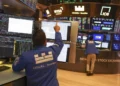 Los bonos argentinos cortaron una racha de 11 bajas y el riesgo país retrocedió 21 puntos