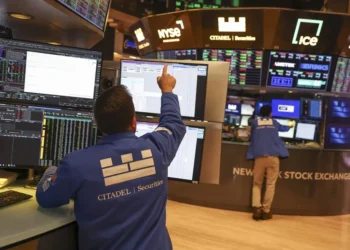 Los bonos argentinos cortaron una racha de 11 bajas y el riesgo país retrocedió 21 puntos