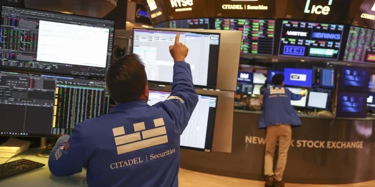 Los bonos argentinos cortaron una racha de 11 bajas y el riesgo país retrocedió 21 puntos