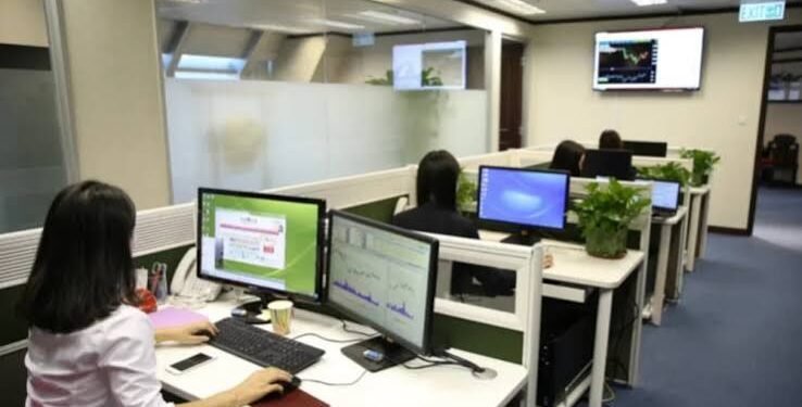 El sector privado perdió casi 46.000 empleos en el primer semestre y acumula más de 246.000 desde 2023