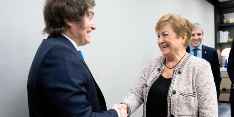 El FMI llega para revisar el acuerdo con Argentina y evaluar las metas antes de un nuevo vencimiento