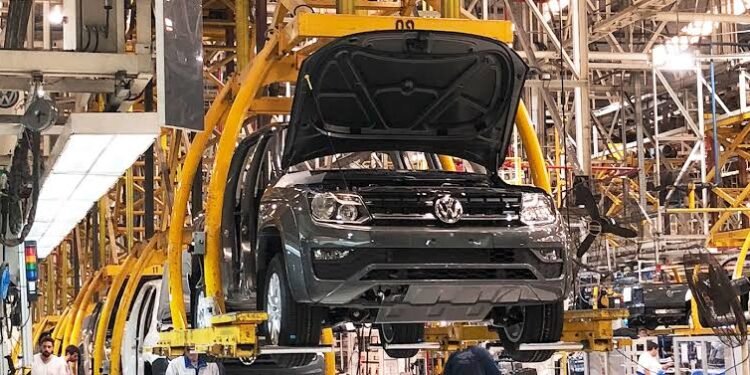 El cambio de Amarok pone en crisis a proveedores autopartistas y reduce la producción local