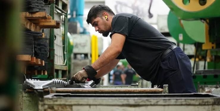 La actividad económica habría caído en julio y vuelve a aparecer el “efecto serrucho”