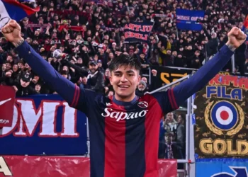 Santiago Castro se inspira en Maradona y anota un golazo en su debut con la Roma