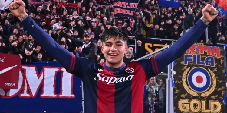 Santiago Castro se inspira en Maradona y anota un golazo en su debut con la Roma