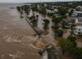 Crecida del río Paraná causa inundaciones en barrios de una ciudad turística