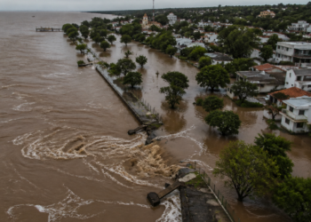 Crecida del río Paraná causa inundaciones en barrios de una ciudad turística