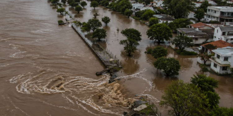 Crecida del río Paraná causa inundaciones en barrios de una ciudad turística