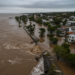 Crecida del río Paraná causa inundaciones en barrios de una ciudad turística