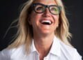 Mel Robbins: “El cambio no sucede con el tiempo, sino a través de una decisión; estás a un paso de una vida distinta”