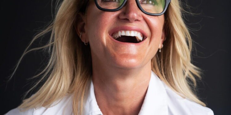 Mel Robbins: “El cambio no sucede con el tiempo, sino a través de una decisión; estás a un paso de una vida distinta”