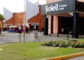 Cliente recurre a barrabrava para exigir cambio de televisor en un shopping