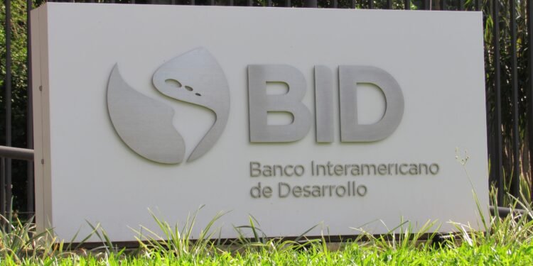 El Gobierno oficializó un crédito del BID por hasta US$1.500 millones para fortalecer las cuentas provinciales