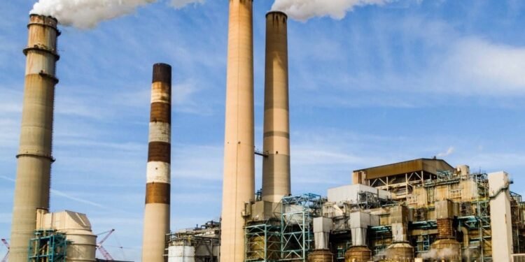 La industria argentina sufre uno de sus peores desempeños desde 2023: análisis comparativo
